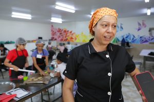 Luciane-Azeredo-prof-de-gastronomia-2-300x200 Colônia de férias em biblioteca de Taguatinga diverte a garotada – Secretaria de Estado de Educação