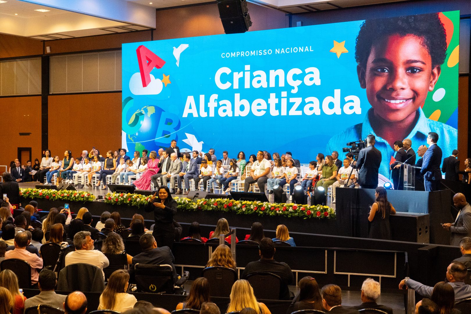 Selo-Nacional-Compromisso-com-a-Alfabetizacao-foto-3-1620x1080 DF conquista categoria ouro no Selo Compromisso com a Alfabetização – Secretaria de Estado de Educação