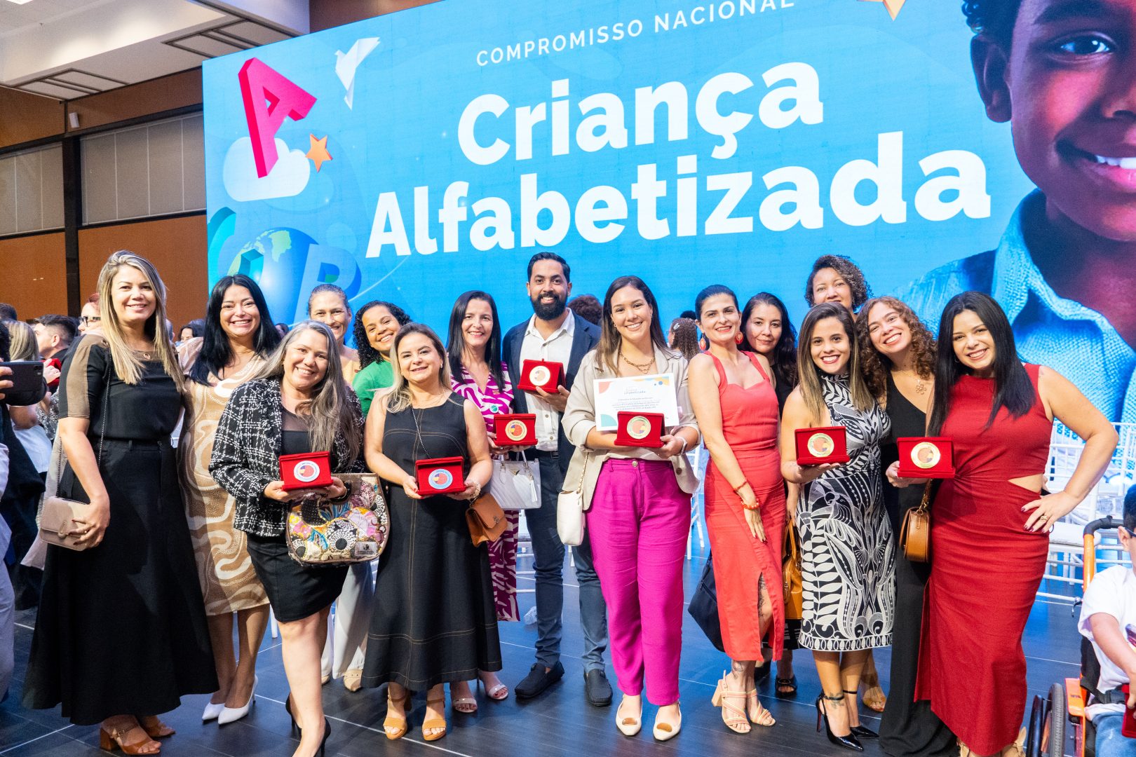 Selo-Nacional-Compromisso-com-a-Alfabetizacao-foto-capa-1620x1080 DF conquista categoria ouro no Selo Compromisso com a Alfabetização – Secretaria de Estado de Educação