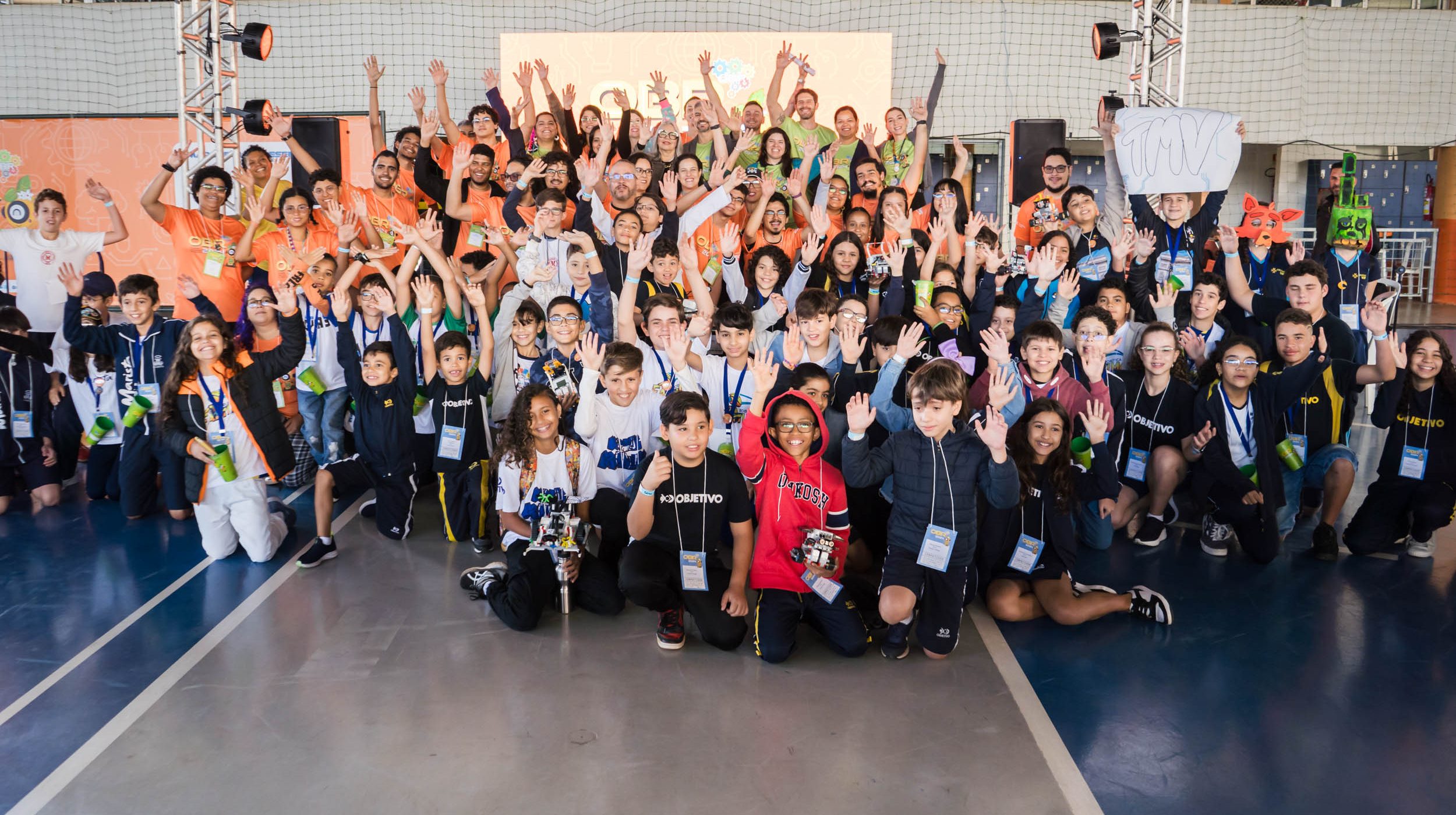 Estudantes, organizadores, gestores do SESC e secretária Hélvia Paranaguá confraternizaram na abertura da fase distrital da Olimpíada Brasileira de Robótica | Foto: Jotta Casttro, Ascom/SEEDF.